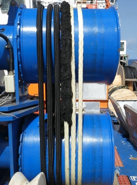 The black nylon line (co-called Meteor-line) wounded around the double-capstan winch.