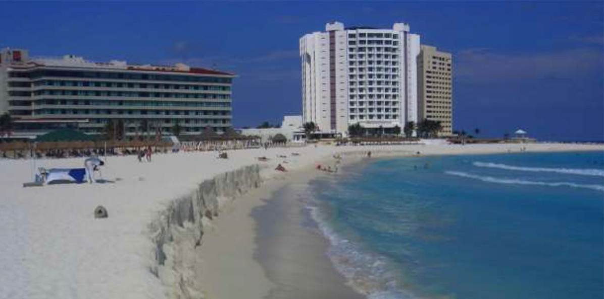 Het strand van Cancun wordt onderhouden door regelmatige zandsuppletie, maar beginnen onmiddellijk te eroderen. Foto: Rodolfo Silva 