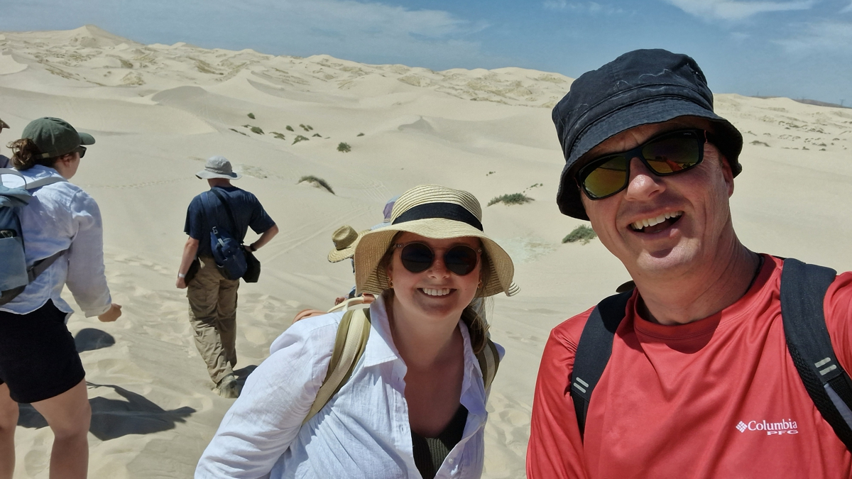 Anouk and Jan-Berend enjoying the scorching heat in the Mexican sand dunes