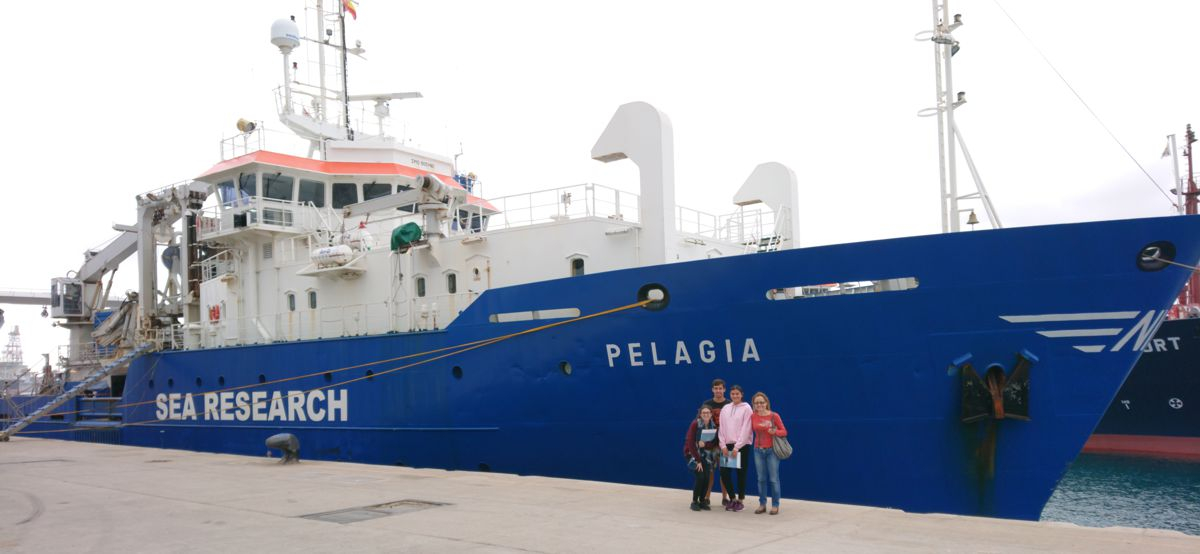 Prof Menéndez and her students visiting RV Pelagia