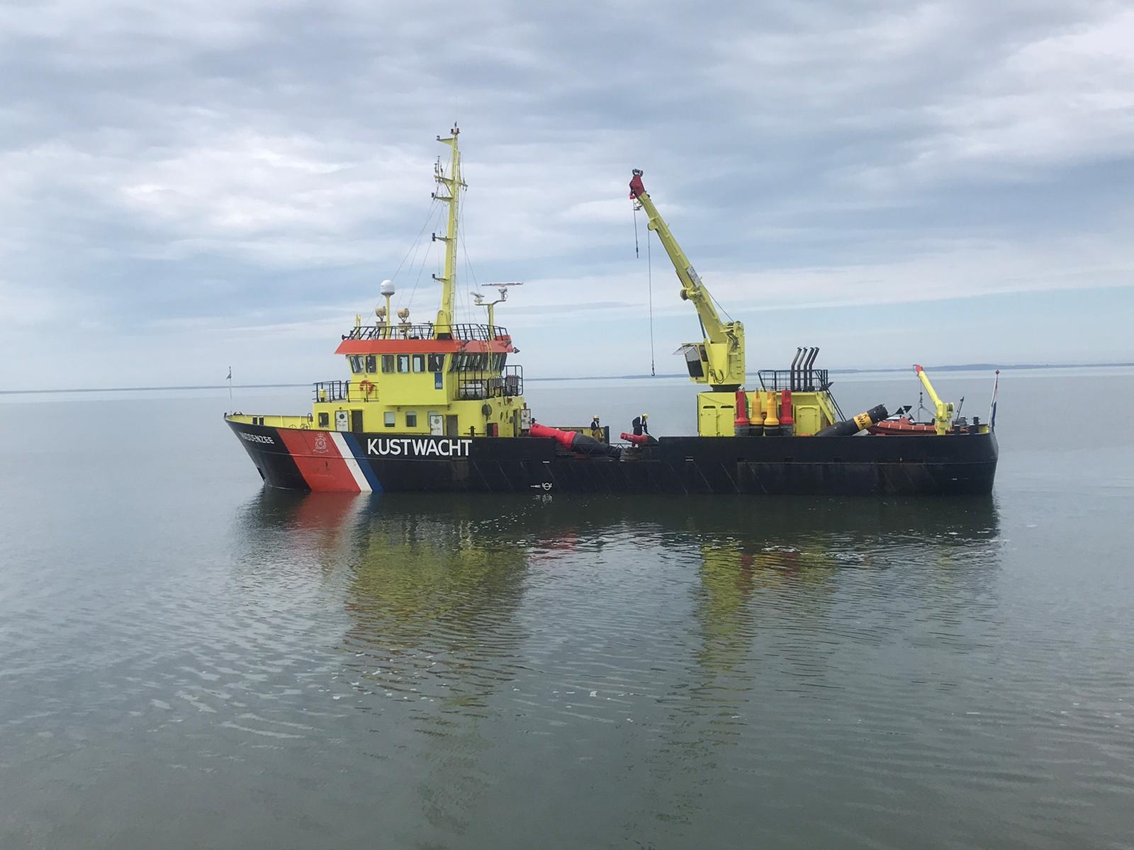 Betonningsvaartuig 'Waddenzee' bezig met schoonmaken en verleggen van betonning in het Gasboeiengat. Dit schip heeft ongeveer dezelfde afmetingen en diepgang als het nieuw te bouwen NIOZ onderzoeksschip 'Navicula 2'. Foto: Bram Fey 