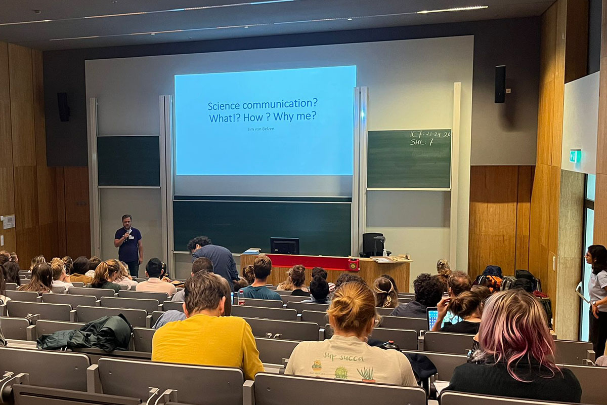 Jim van Belzen (NIOZ, EDS) giving a talk about his experiences in science communication (photo: Louise Delaigue).