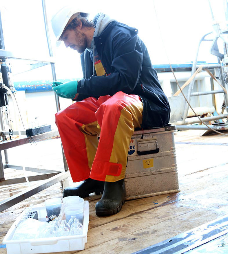 Tim de Groot collects water samples to investigate methane eating microbes. Photo: NIOZ