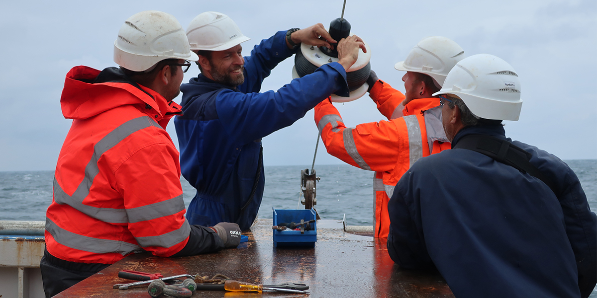 Getting the instruments on board. Photo: Furu Mienis