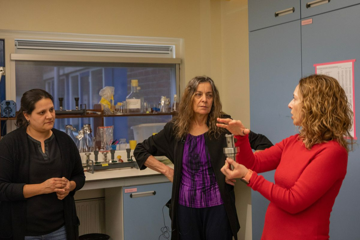 MMB department head Laura Villanueva shows Jill Banfield the NIOZ labs. Photo: Evalien Weterings
