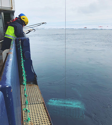 Sampling seawater by using the UCC. Photo: Hung-An Tian.