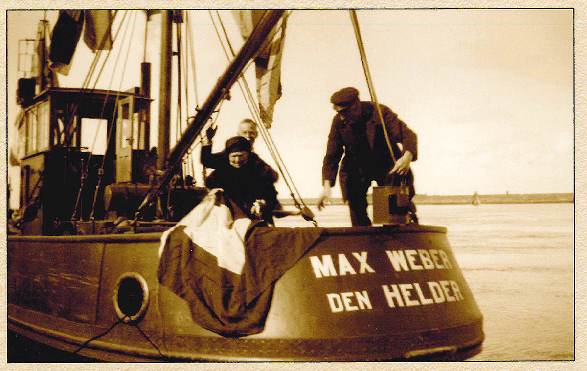 Doop NIOZ onderzoekschip Max Weber door Anna Weber-van Bosse op 22 april 1933.