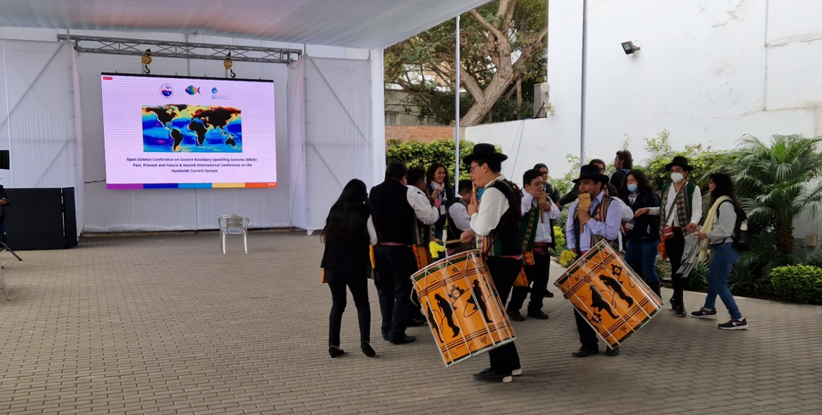 Peruvian musicians and dancers lighten up the farewell session on the last day of the conference