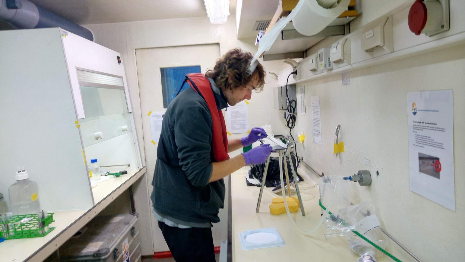 Pierre 'harvesting' one of the last filters with microbial communities from the water. Photo: NIOZ, Julia Engelmann