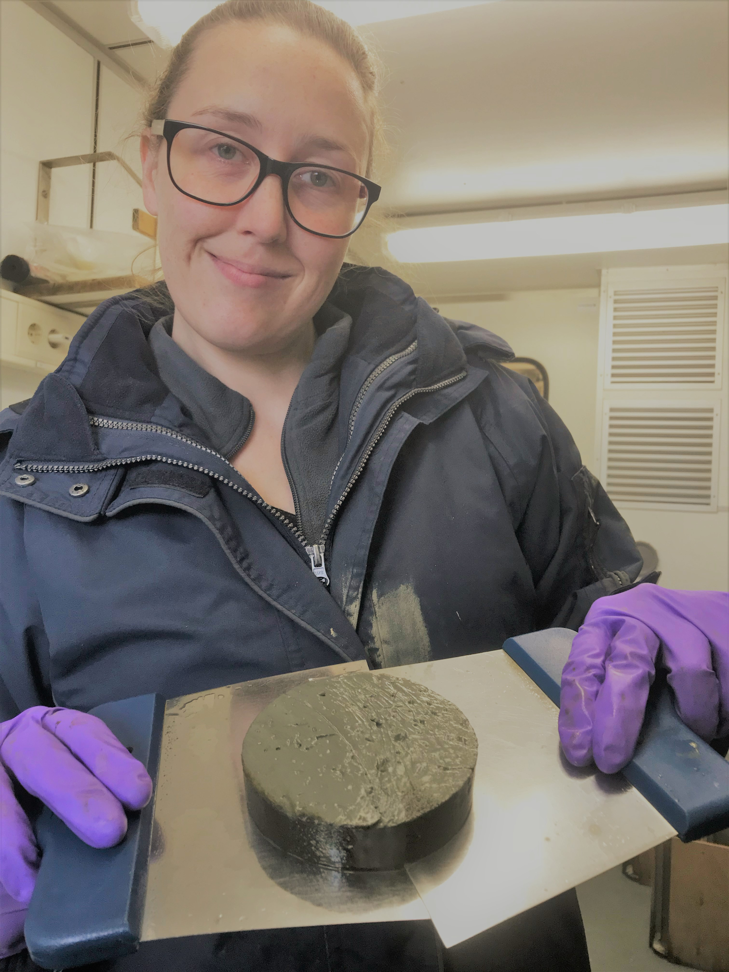 Rush holding sediment on spatulas. Photo: Zeynep Erdem