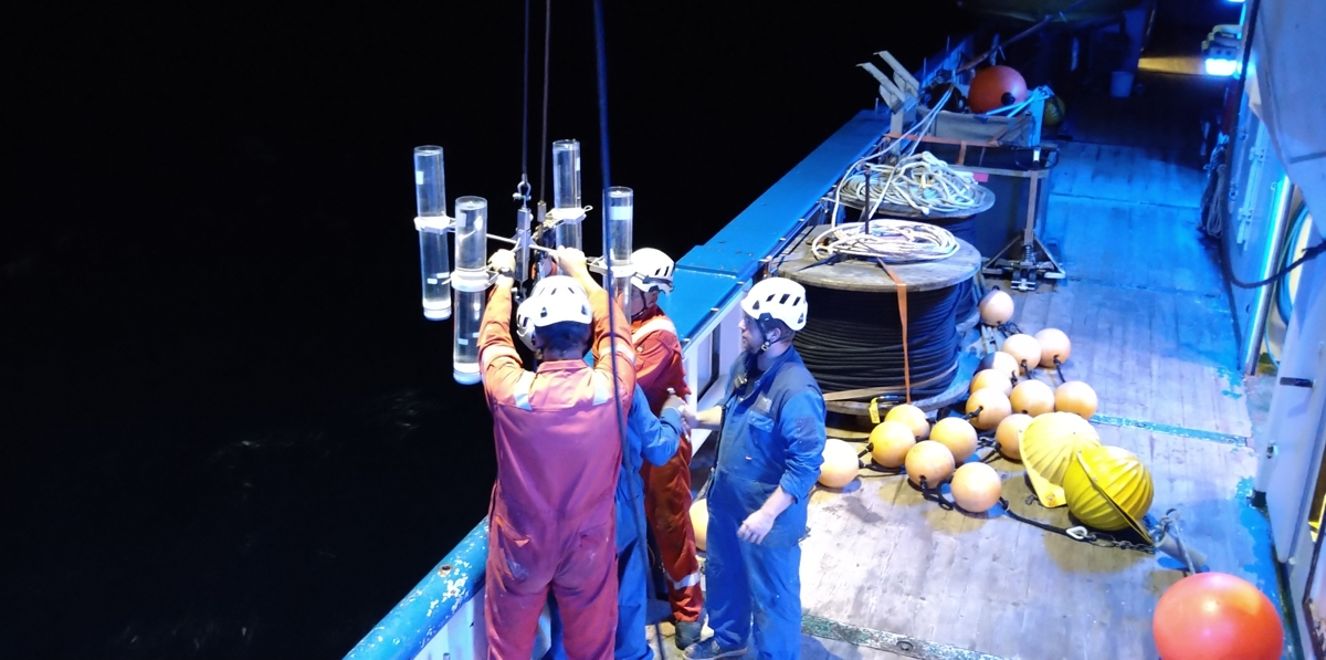 Deploying the drifting traps in the dark