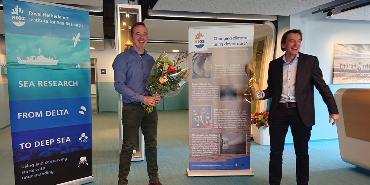 Peter Smit presented Jan-Berend Stuut flowers and bubbles on behalf of the NIOZ management.