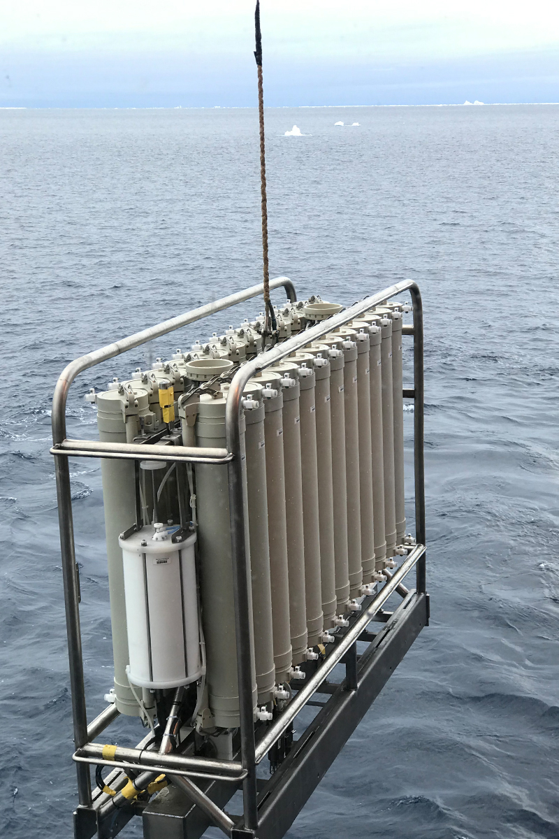 An ultraclean CTD allows scientists to take water samples at various depths in the ocean/Met een ultraclean CTD kunnen wetenschappers monsters nemen op verschillende waterdieptes in de oceaan.