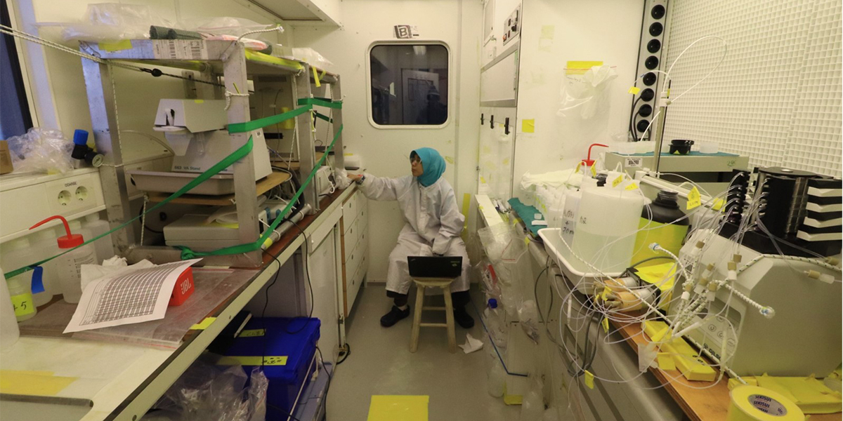 In a laboratory container on the research vessel, Indah Ardiningsih did onboard measurements/In een laboratoriumcontainer op het onderzoeksschip kon Indah Ardiningsih metingen aan boord doen.