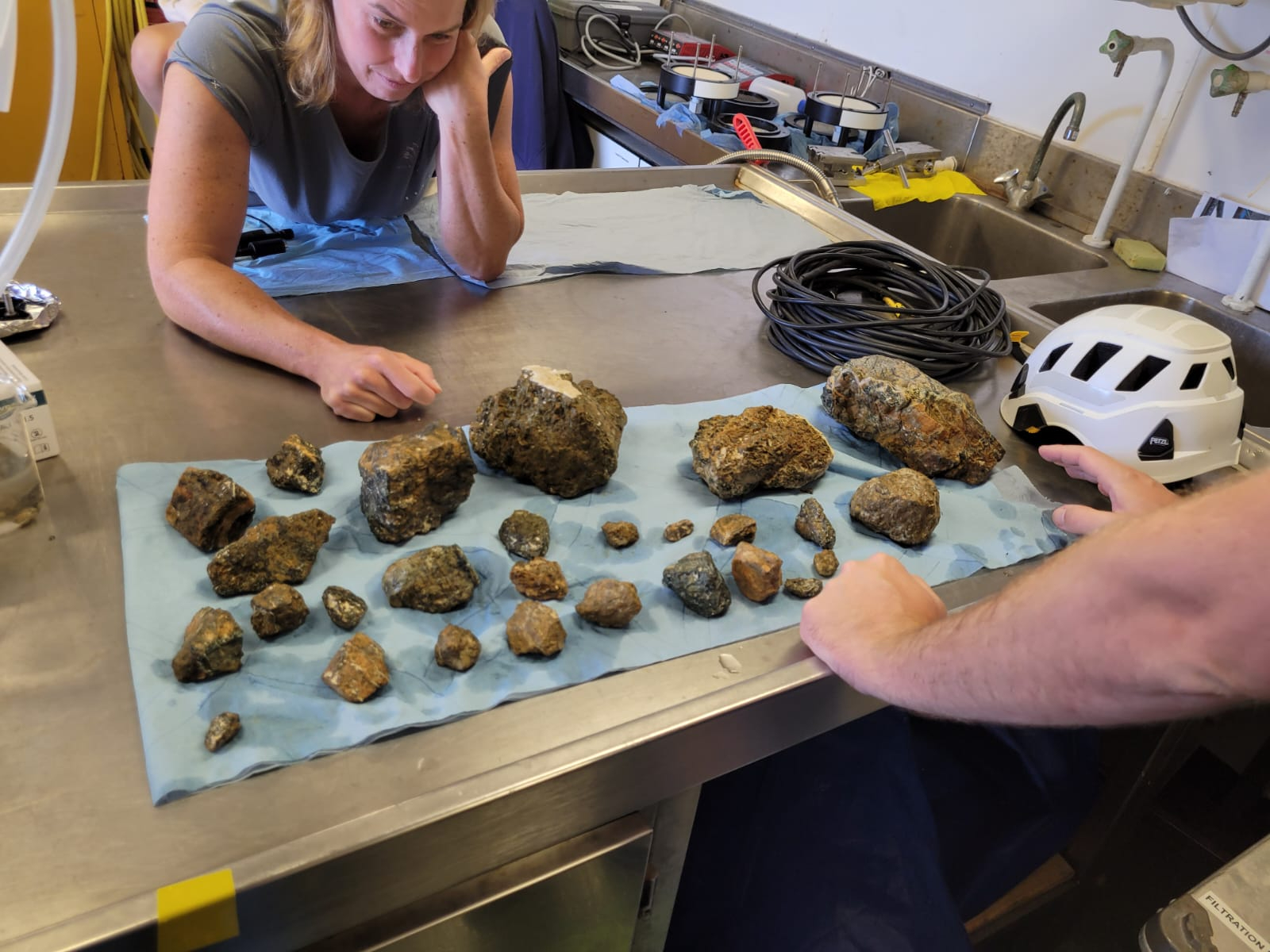 Clasts on deck. Look at these beautiful serpentinites. Even our biologist, Daphne Cuvelier, is amazed. 