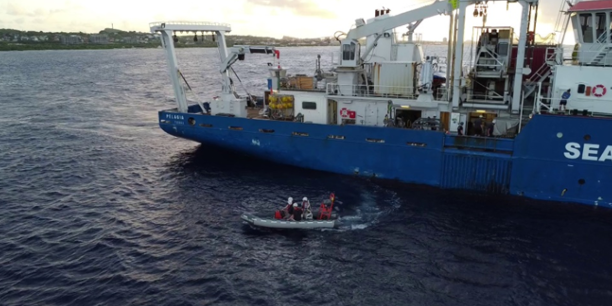 The RIB (Rigid Inflatable Boat) carrying four men and women to the shallow reefs (Photo: René Kramer)