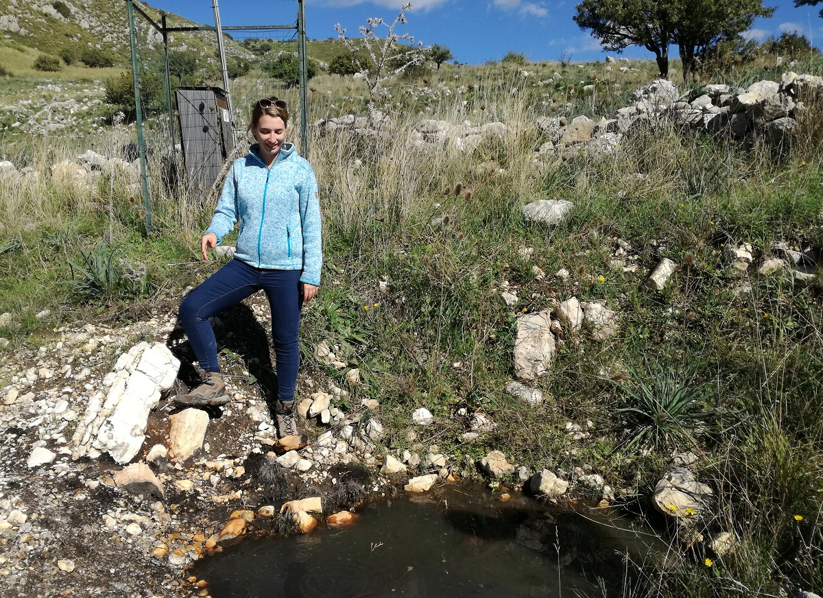 In gasbronnen op Sicilië vond Nadine Smit nieuwe bacteriën die leven van de broeikasgassen methaan en ethaan. In gas seeps on Sicily, Nadine Smit found new bacteria that live on the greenhouse gases methane and ethane.