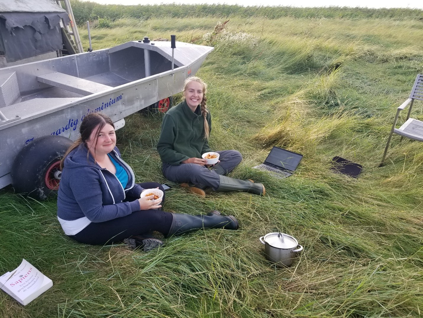 Tussen de experimenten door worden Christine en Evy voorzien van eten door Job en Allert. Foto: Allert Bijleveld