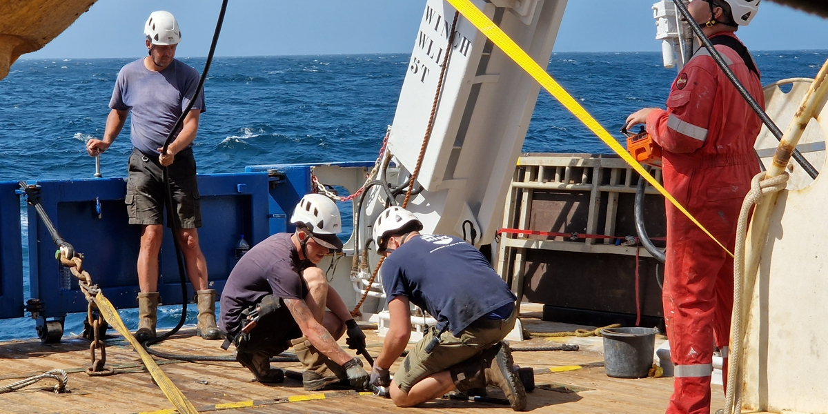 Teamwork on deck; bosun Cor and his crew and the NIOZ and MARUM technicians clearly enjoy working together