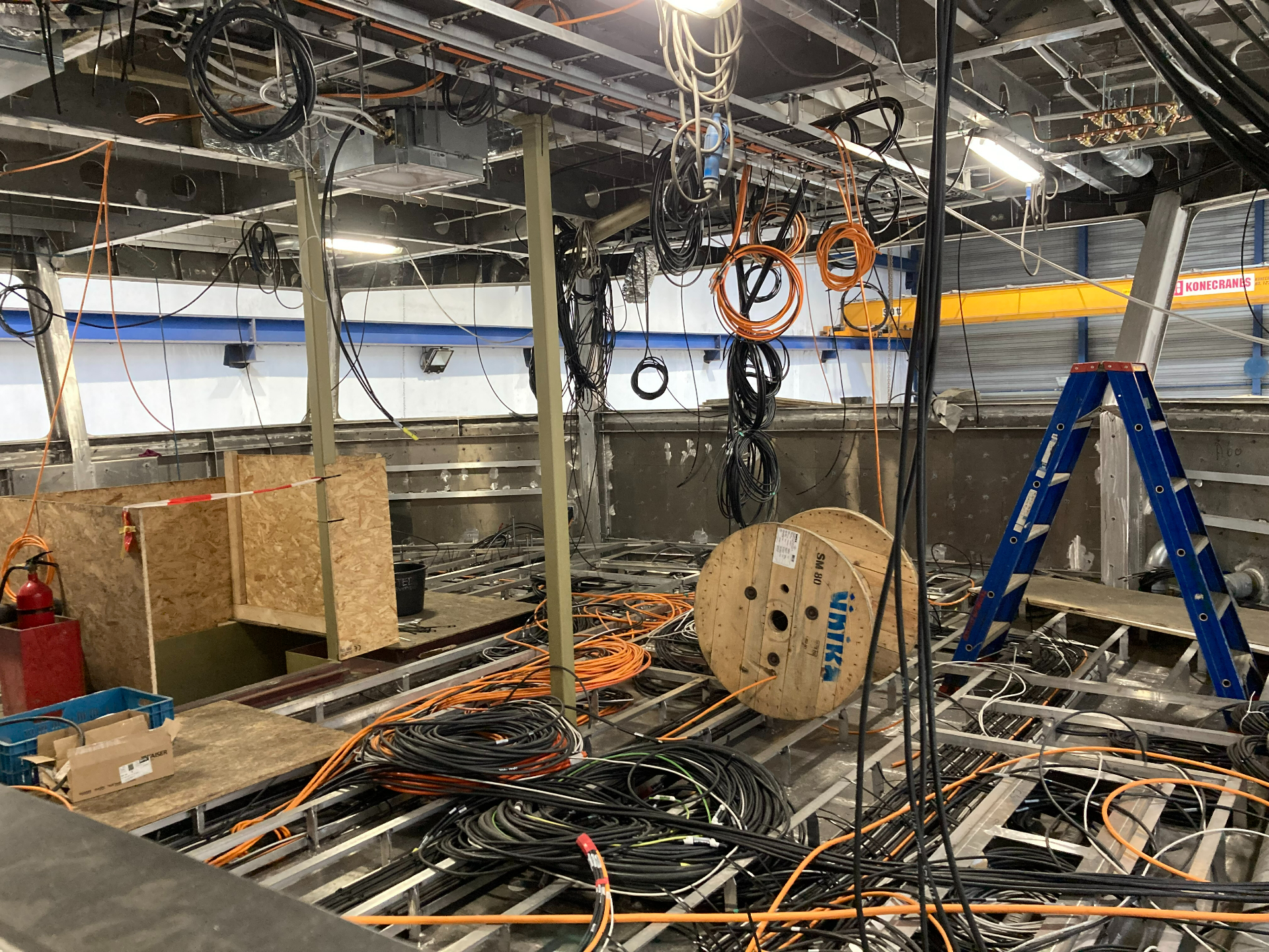 Tangle of cables in the wheelhouse under construction. Photo: NIOZ