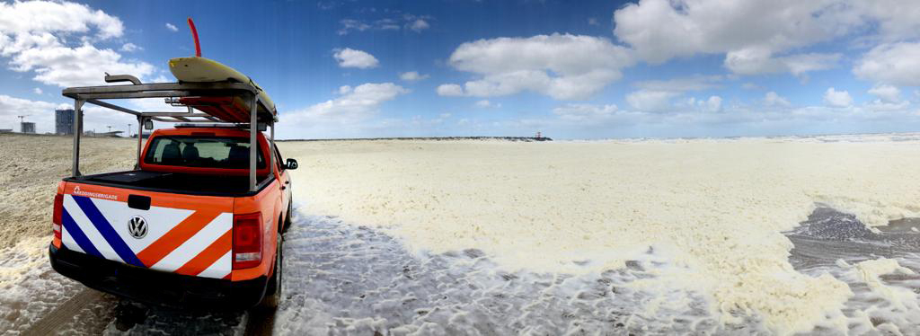  Opgehoopt zeeschuim in de hoek tussen het Noordelijk Havenhoofd en het strand van Scheveningen op 11 mei 2020 (Foto: Veiligheidsregio Haaglanden).