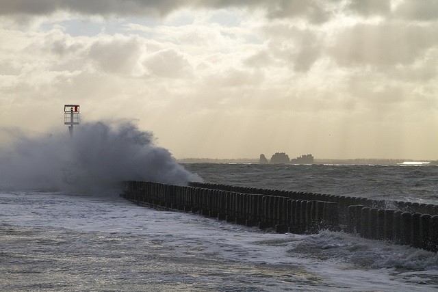 A wave breaks on the pier near Flushing in the Dutch Western Scheldt - CC: Gerwin Filius