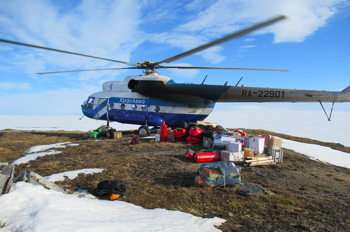 Het uitladen van de helikopter op de plek waar het basiskamp zal komen. Foto: Jan van Gils.