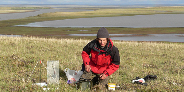 NIOZ-onderzoeker Eldar Rakhimberdiev during his fieldwork on the Russian tundra.