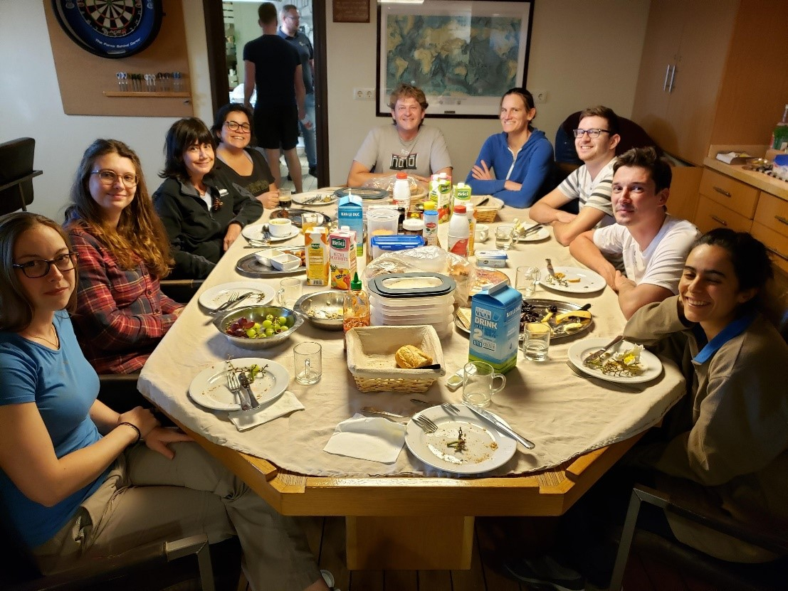 Time to talk and enjoy the good food. Photo: Torbjörn Törnqvist