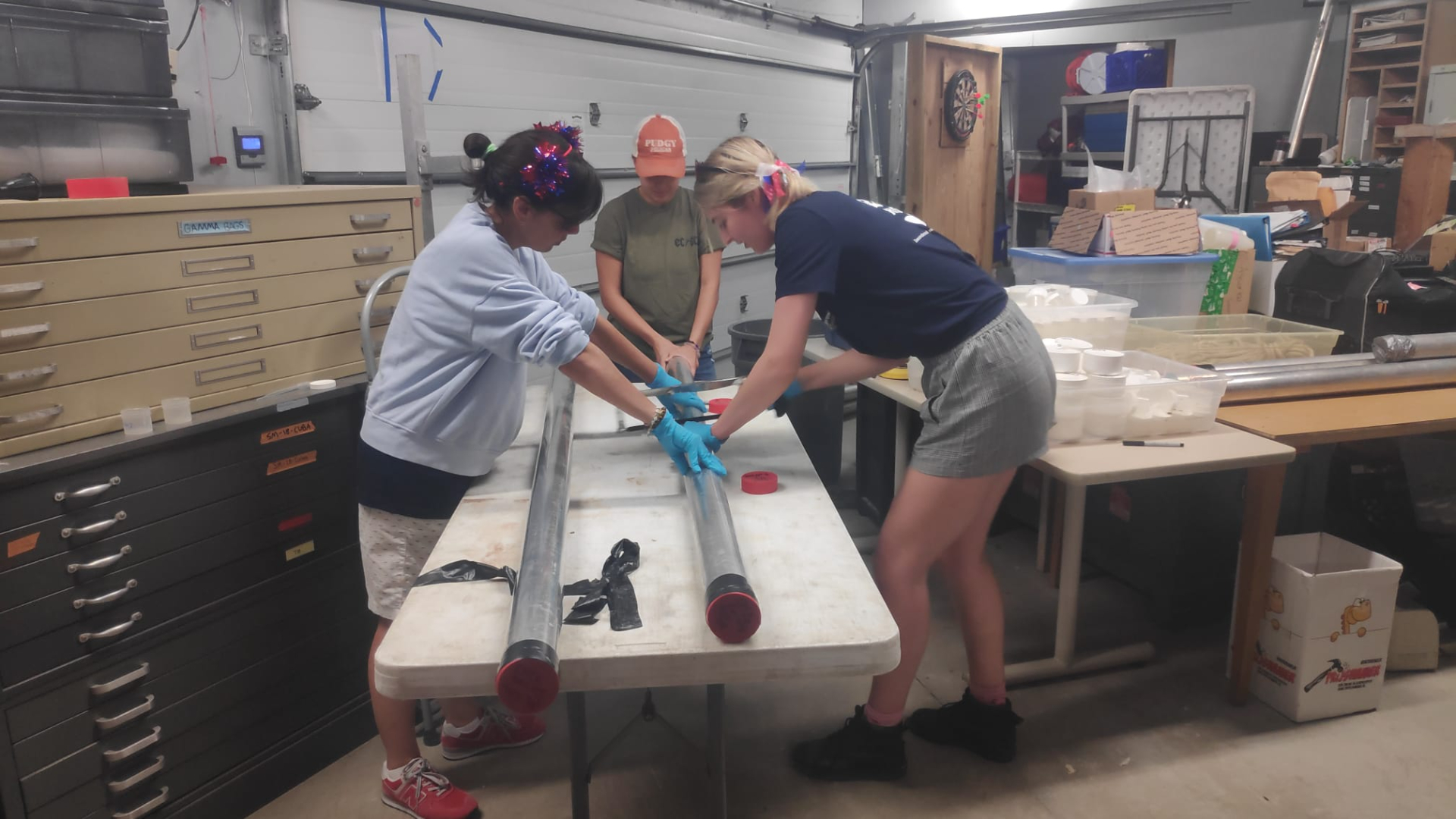 Photo 2: Sectioning the cores in smaller pieces for shipping (left to right: dr. Francesca Sangiorgi, Cassandra Guzman and MSc Suzanne de Zwaan)
