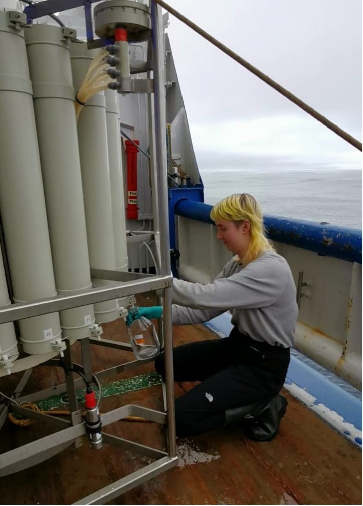 Sophie ten Hietbrink aan het werk op RV Pelagia