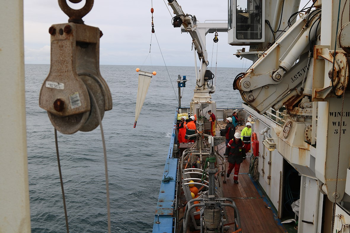 Just after the 48 hour station, the next station begins (fishing for floating plastic), photo: NIOZ