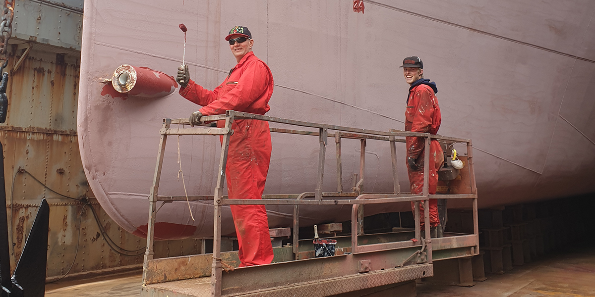 Crew members Martin and Stephan are working on the finishing touch.