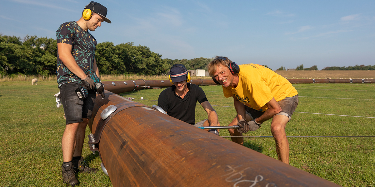 Hans van Haren with colleagues at work in the field near NIOZ. Photo: Evalien Weterings