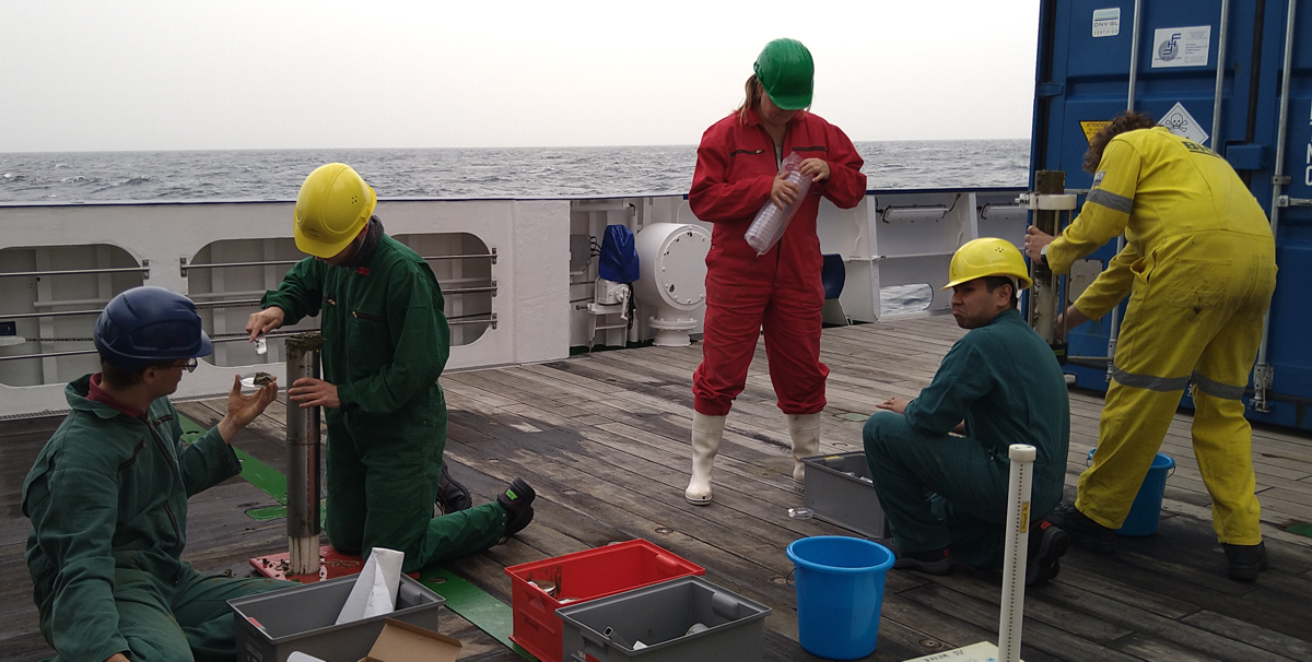 MUC - Multicore harvesting on the deck of RV Maria S. Merian