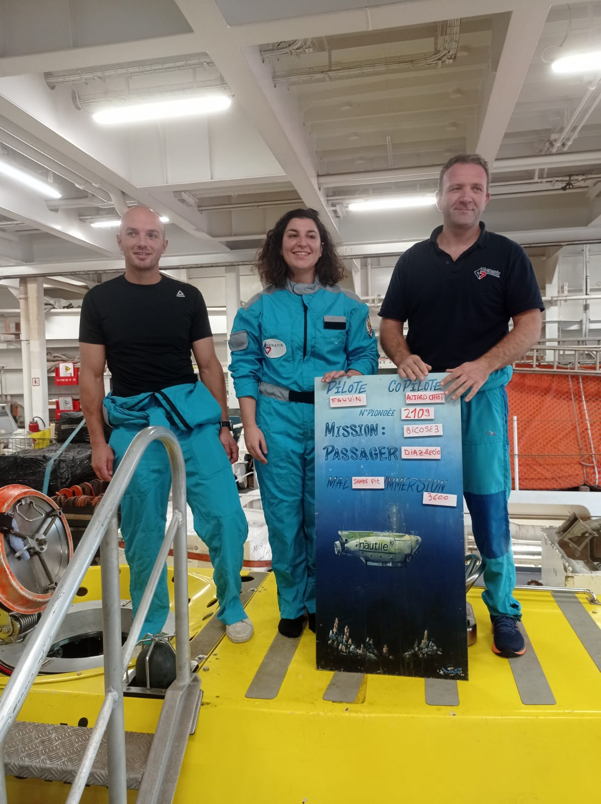 Diving with the French submersible Nautile to collect samples from the hydrothermal vents. Vessel: Porquois Pas? Photographer: Christophe Brandily