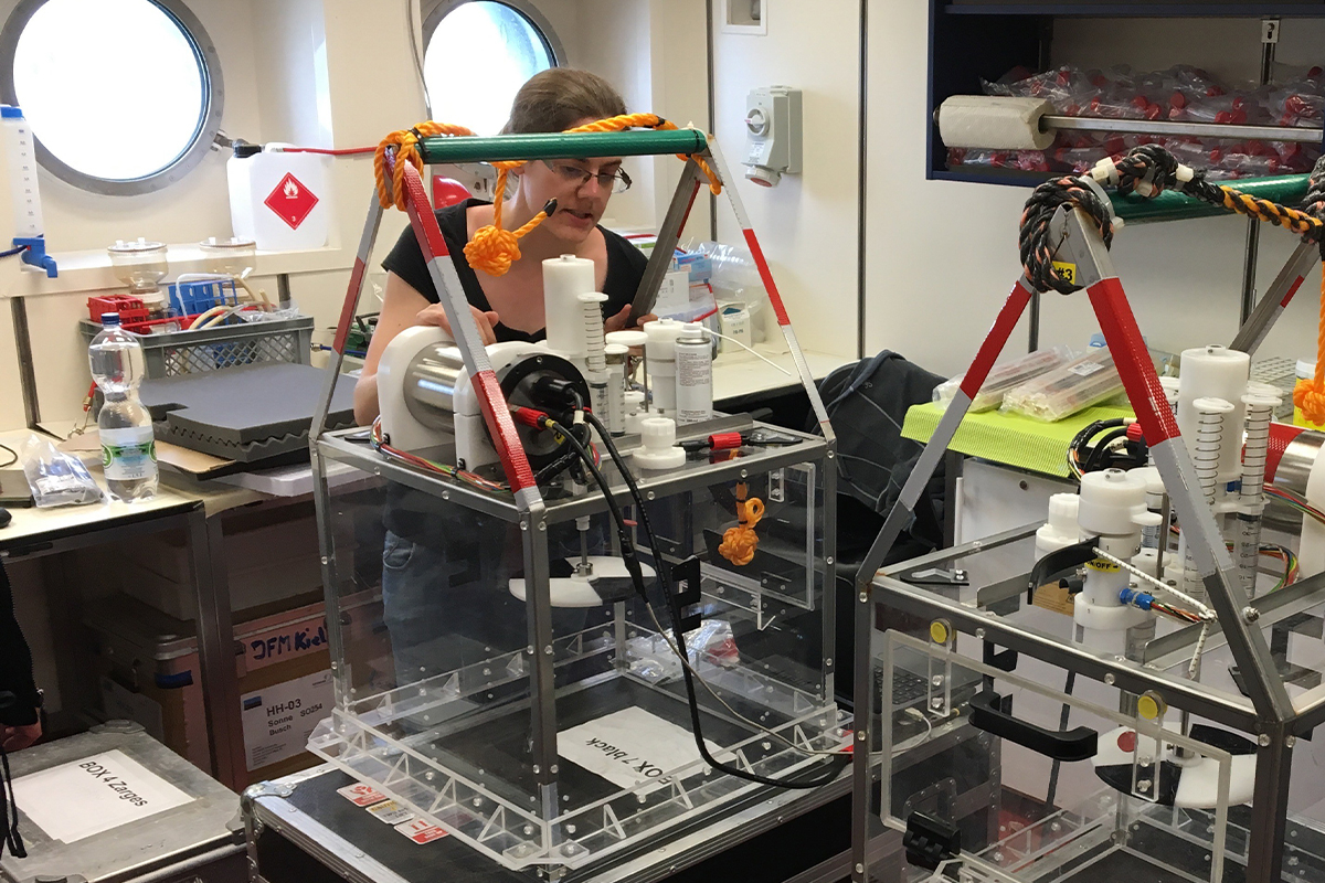 Tanja preparing NIOZ’ benthic incubation chambers in the lab aboard RV Sonne in 2017. Photo: Tanja Stratmann
