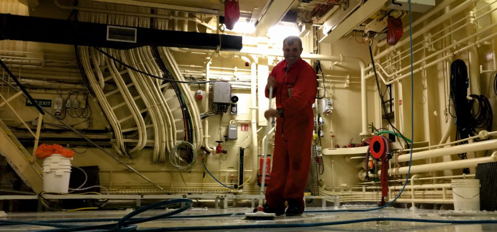 Sailor Norbert is cleaning the container hold.