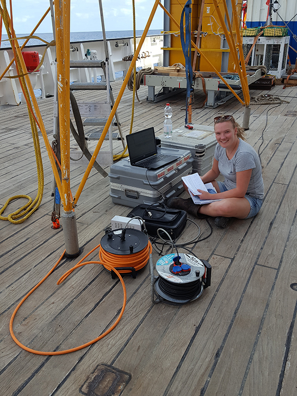 Sabine Haalboom downloading deep-sea current data recorded with the BOBO (BOttom BOundary) lander of NIOZ. Photo: Henko de Stigter.