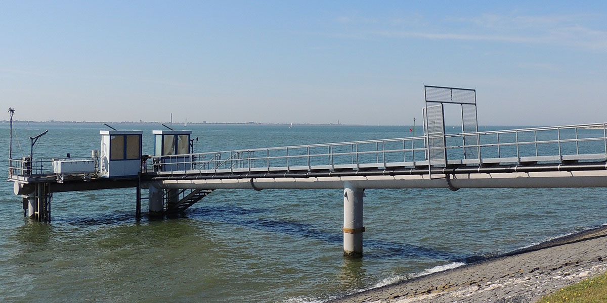 Measuring sea water temperature near the jetty