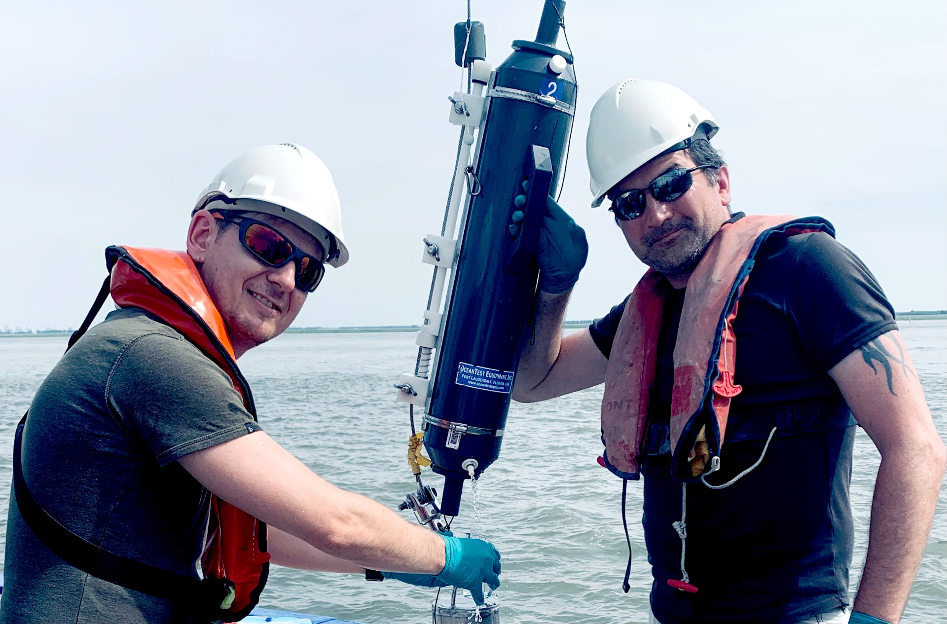 Helge (left) and Dusan tapping water from a Niskin Bottle for nanoplastic analysess.