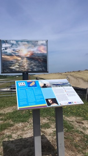 Kunstwerk op de dijk, foto Heleen Vink