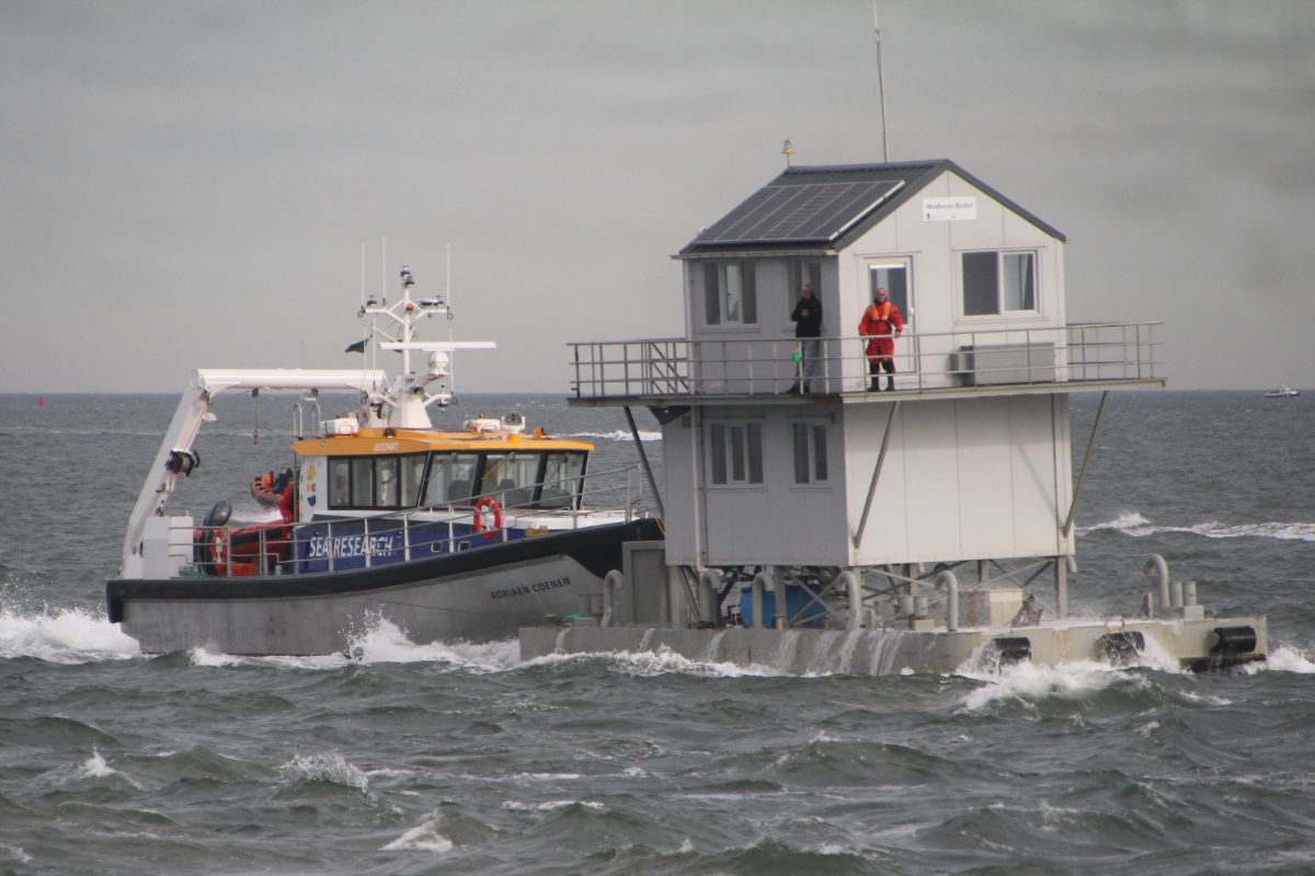 Bringing back de 'Wadtoren' from Richel to the NIOZ harbour on Texel, at the end of the fieldwork season. Photo: Fup Boon