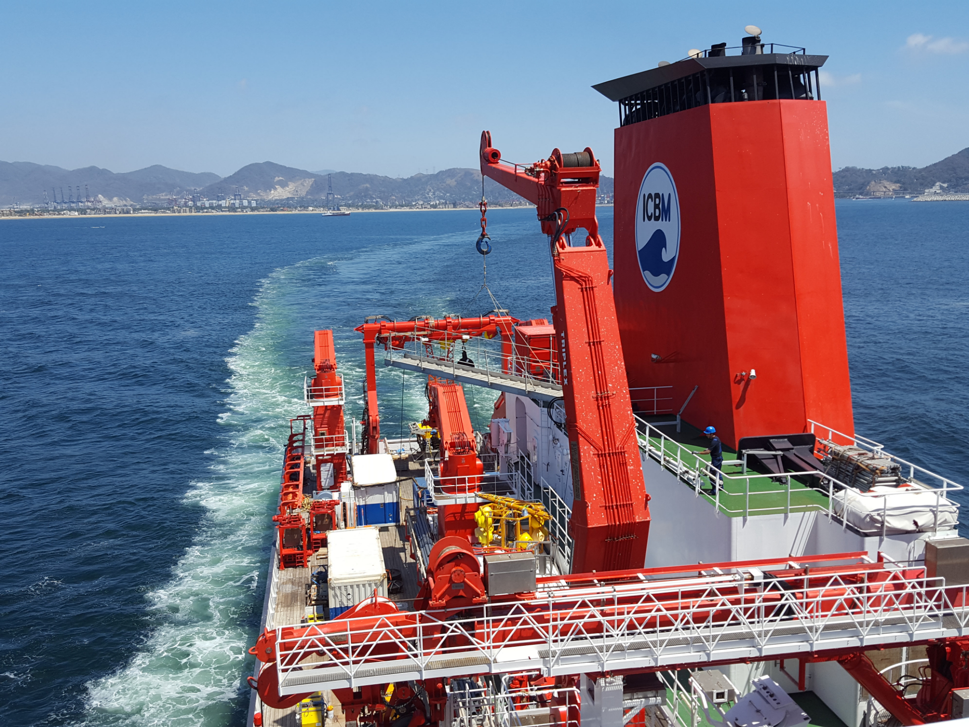  Research vessel Sonne departing from Manzanillo, Mexico. Photo Henko de Stigter.