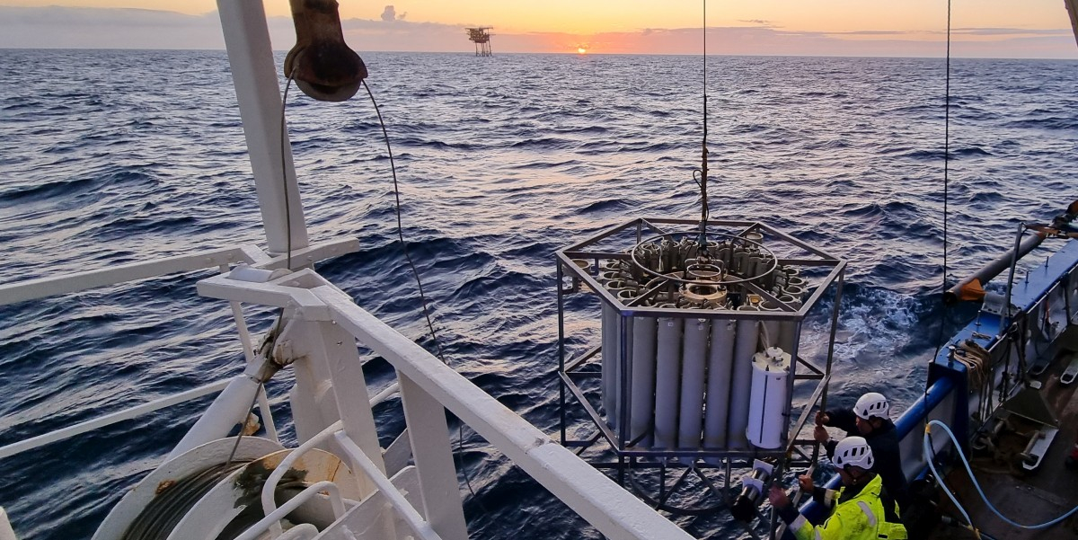 Taking water samples in the proximity of oil and gas production platforms. Photo: Geert de Bruin, TNO, NIOZ