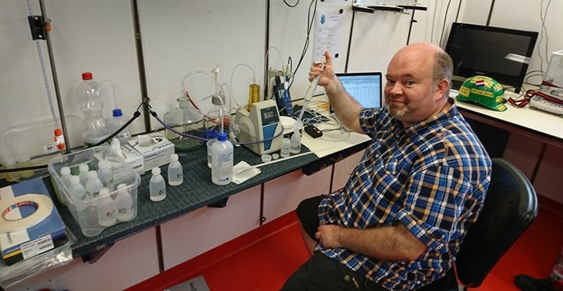 Jeroen in the chemistry lab. Together with Jacky he takes care of all the chemical analyses.