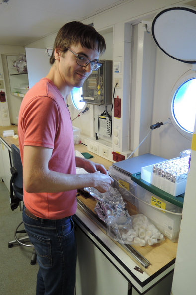 Peter preparing samples in the dry lab on the RV Pelagia. 