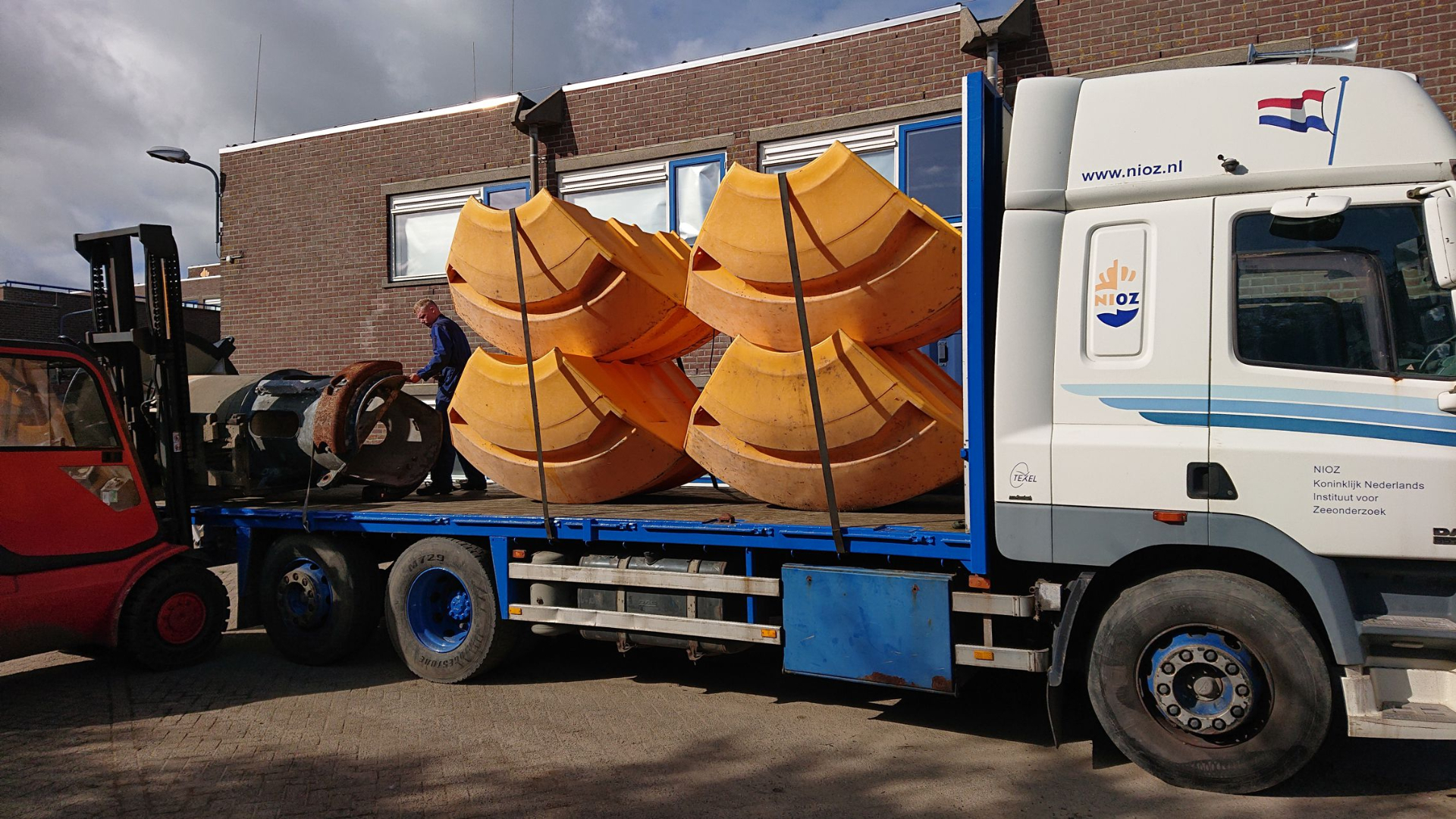 Dave loads the NIOZ truck with a disassembled dust buoy