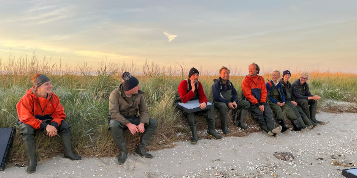 Wachtend tot de Navicula ze kwam ophalen van het strand. Van links naar rechts: Sofie Buesink, Wiebe Kaspersma, Anne Dekinga, Job ten Horn, Allert Bijleveld, Anita Koolhaas, Hinke Dekinga en Kornelis Dekinga