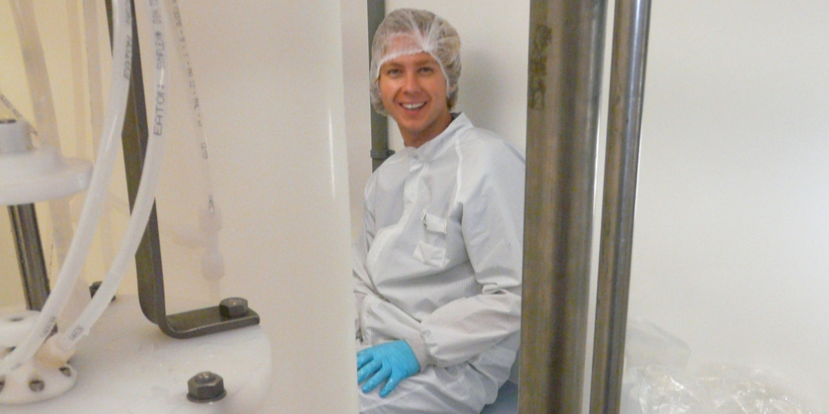 Rob Middag in de clean-lab container.